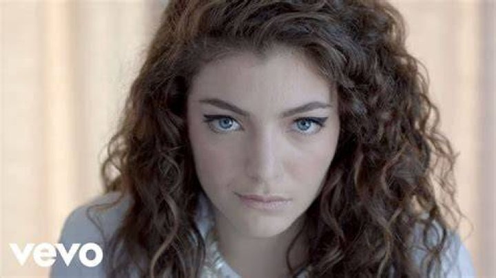 Lorde Defends &ldquo;Dramatic A** Move&rdquo; of Shushing Fans at Her Concerts